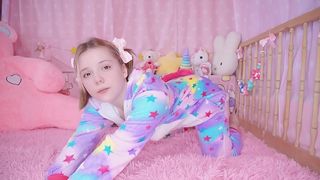 Fuck-hungry Daddy Fingers Virgin Daughter's Tight Pussy, Moaning Hard!