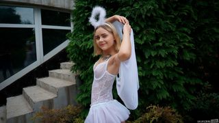 This 19-Year-Old Anal Lover Emily Cutie Squirt for the First Time and Turn On Porno Dan.